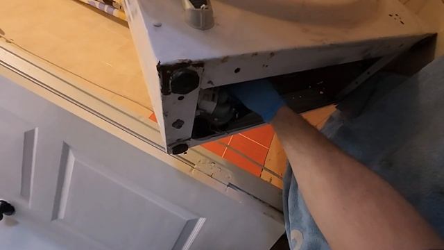 Ремонт стиральной машины Indesit. Замена; Тэна, сливного насоса, чистка манжеты .