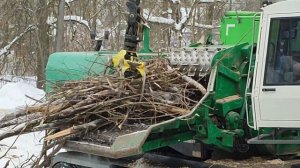 Мощная дробилка измельчитель стволов и веток.