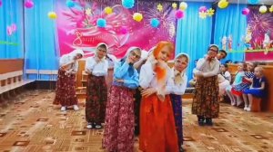 Танцуют "бабушки".