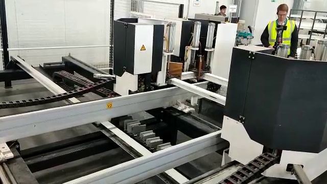 Четырехголовчатый станок для пайки пластикового профиля, Завод окон .plastic window factory смотреть онлайн