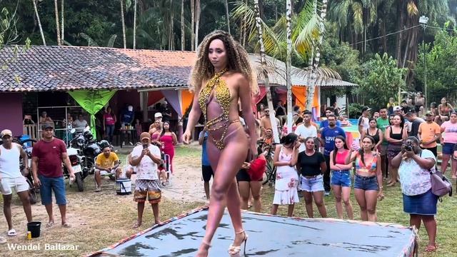 As modelos mais lindas do Brasil desfilando no Garota Açaí na comunidade Triunfo em Americano