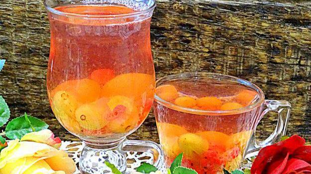 Компот из винограда и красной смородины