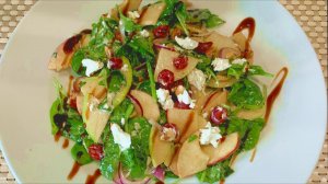 Салат с яблоком, шпинатом и сыром фета.