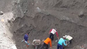 Строительство, шахтёры собирают песок