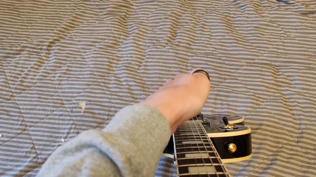 Китайская реплика Gibson Les Paul Custom чёрная с белым кантом с хорошей фабрики, доработанная. смотреть онлайн