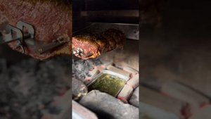 мясо на вертеле на мангале