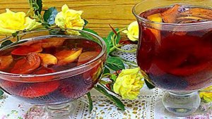 Компот из яблок и черноплодной рябины