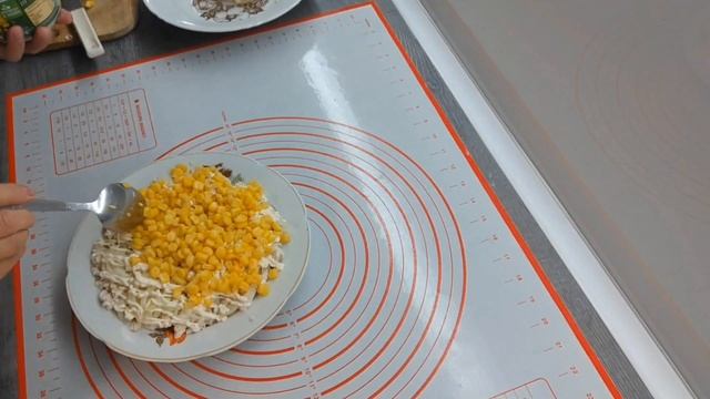 Вкуснейшие мясо с помидором и черносливом.Готовлю салаты..У меня день рождения 🎉