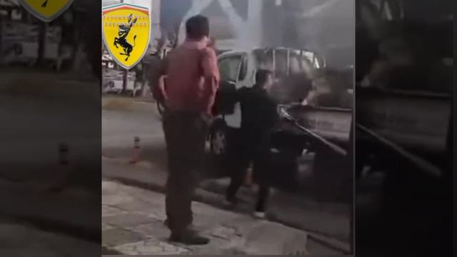 Тупость или отвага ? в Ираке мужик пригнал горящий автомобиль к пожарникам