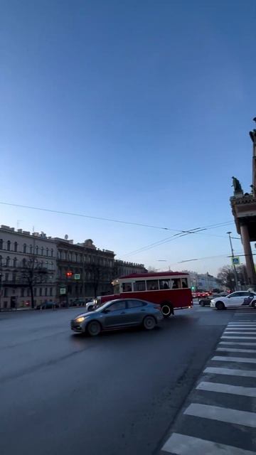 Заметили идущую шапку?)😂 И вот так постоянно, обязательно кто-нибудь попадёт в кадр)🙈 #питер смотреть онлайн