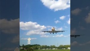 Страшный пролет самолета над машинами в Воронеже