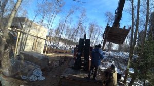 Гружу, вожу, ровняю! Самосвал и экскаватор работают.