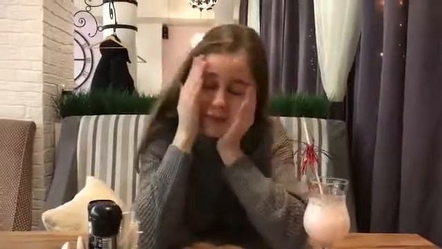 Девушка в кафе смотреть онлайн