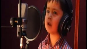 маленький мальчик красиво поет