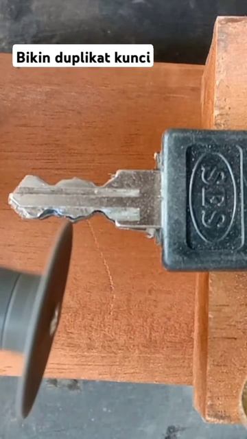 membuat duplikat kunci lemari/laci смотреть онлайн
