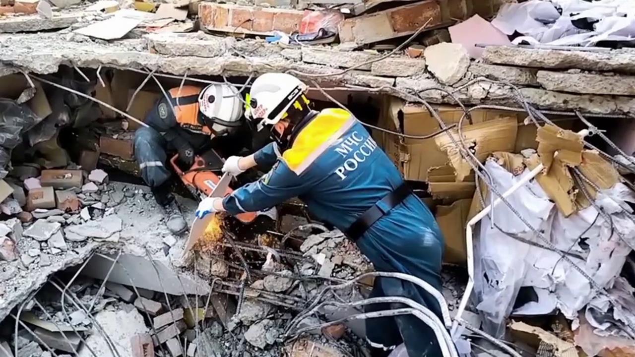 Несмотря на афтершоки и опасность обрушений, российские спасатели разбирают завалы в Мьянме