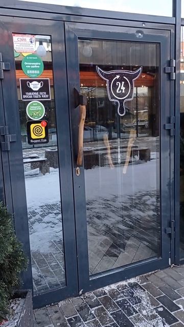 На входной двери. Ручка сделана в форме топора. 25.12.2022. Иркутск. смотреть онлайн