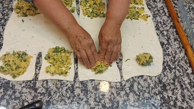YAPMAYI EN SEVDİĞİM PATATESLİ BÖREK TARİFİ.  KOLAY VE PRATİK BÖREK TARİFİ