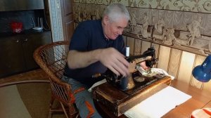 Автор канала отремонтировал старинную немецкую швейную машинку Zinger - пробное шитье