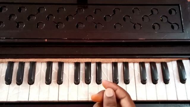 Shri radhe radhe govind tutoral on harmonium notesShri krishna bhajan on harmonium bhajan notes