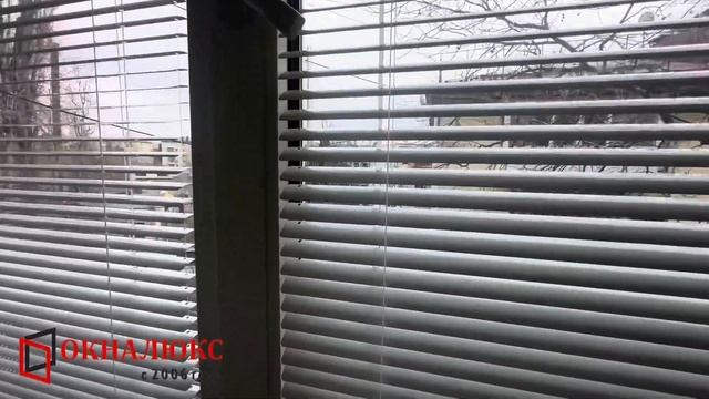 Двухцветные горизонтальные жалюзи на пластиковых окнах в Севастопольской квартире