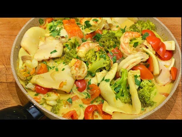 Креветки с кальмарами, болгарским перцем, брокколи в карри соусе смотреть онлайн