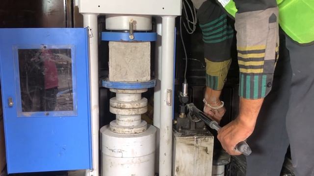 Compressive Strength of Cement Concrete Cubes By COMPRESSION TESTING MACHINE I Hand operating CTM смотреть онлайн