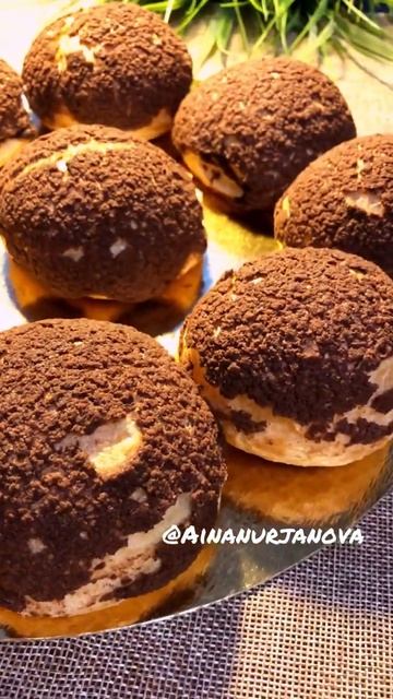 Пирожное Шу с шоколадным кракелюром и нежнейшим кремом Шантильи