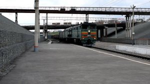 Тепловоз 2ТЭ10М-3077 с приветливым машинистом.