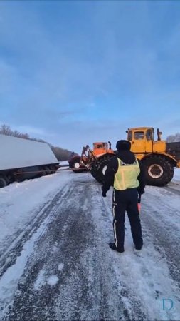 Кировцы помогают вытянуть прицеп фуры