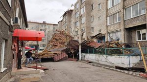 Ветер выламывал окна, опрокидывал остановки и срывал крыши домов. Ураган разбушевался в Хакасии