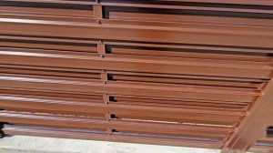 забор с откатными воротами и калиткой из штакетника металлического горизонтально монтированного.