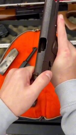 Немецкий пистолет Luger, разработанный в 1900-м году, и американский Colt M1911 1911-года выпуска.