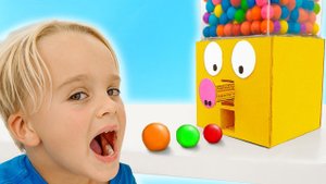 Крис и Приключение с гигантским автоматом с конфетами для детей!