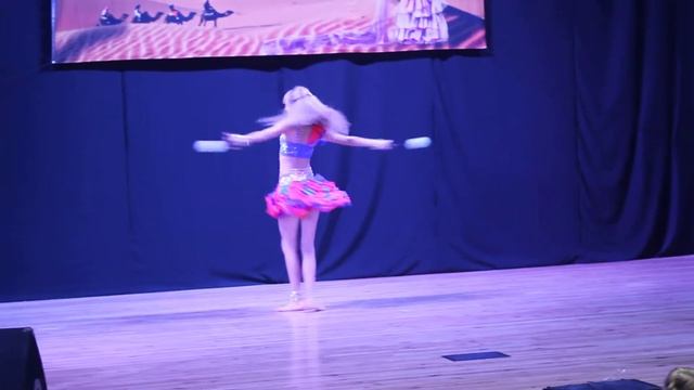 Девушка танцует с шарами смотреть онлайн