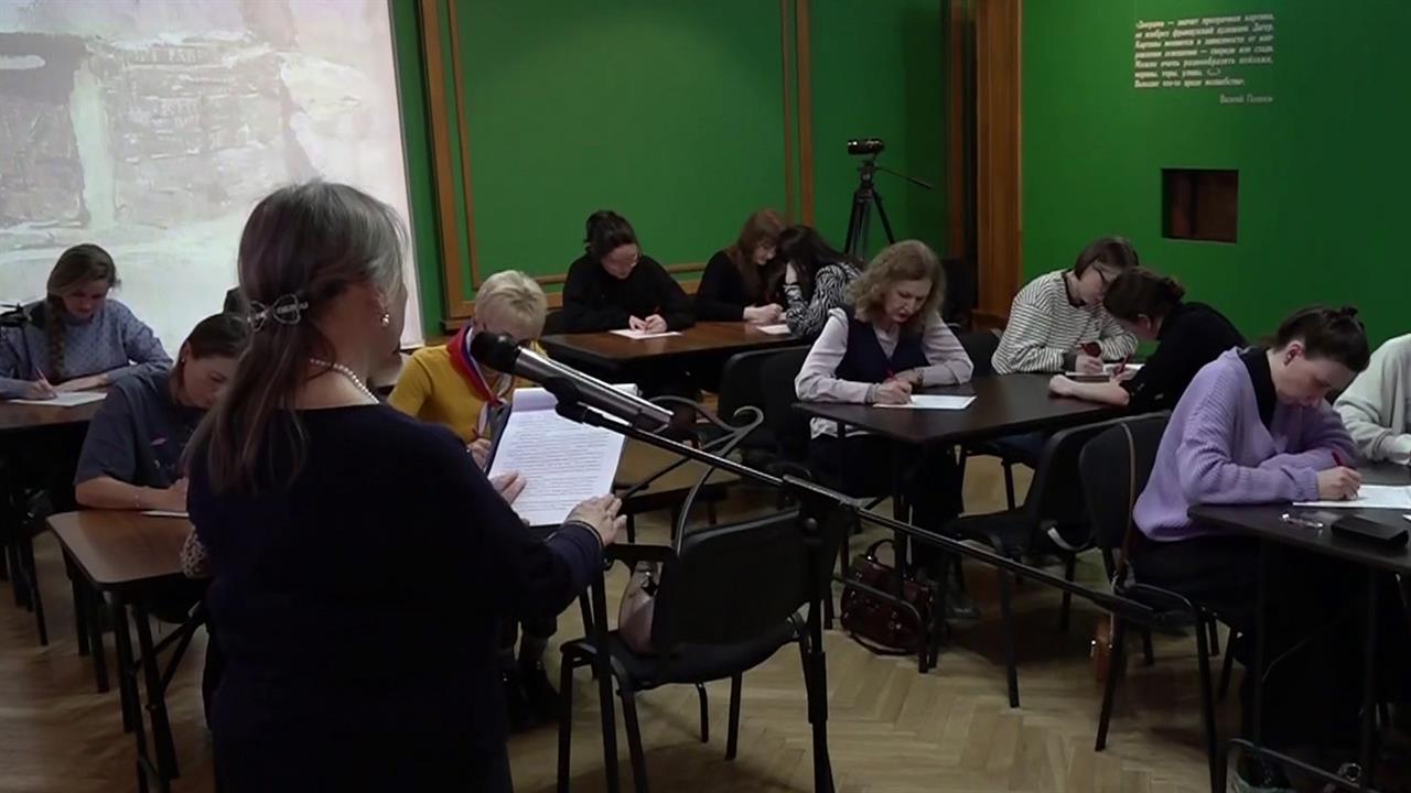 Тысячи человек по всему миру принимают участие в акции "Тотальный диктант"