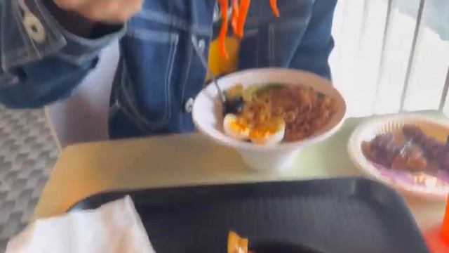 Exploring Ramyeon at this new cafe (Yummy Belly)!! BBQ chicken !! And more!! 😋😋 смотреть онлайн