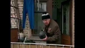 дед сбросил гирю с балкона на машину😂#советские приколы # смешно