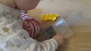 Развиваем мелкую моторику и опять игрушки не пригодились.