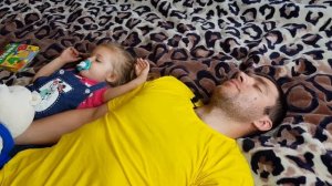 Элина шутит и учится с маленькой