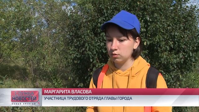 Подростки из трудовых отрядов главы города наводят чистоту в районе улицы Набережной