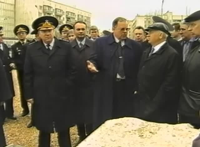 2002. Юрий Лужков в Севастополе. Закладка дома. Посещение завода Южный