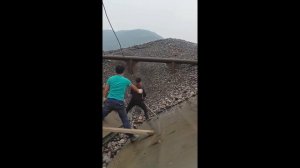 Строительство, разгрузка баржи