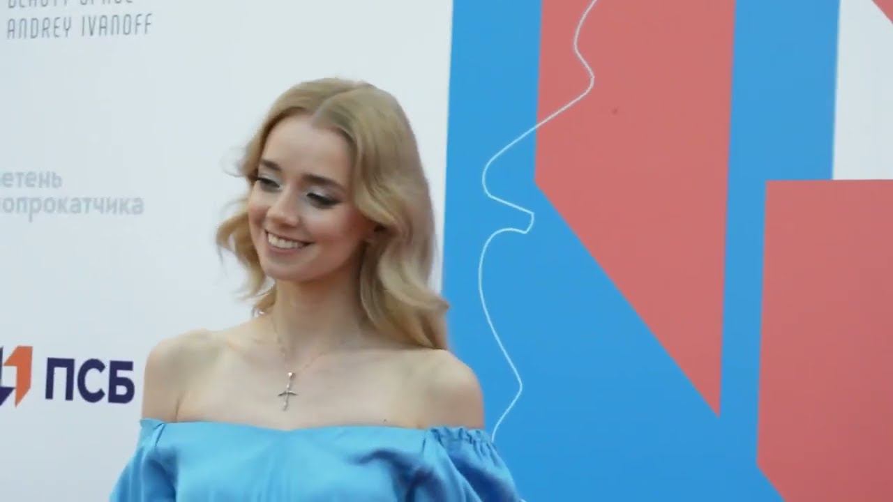 Алена Чехова и Евгения Храповицкая -- актрисы-- на красной дорожке кинофестиваля 2021.