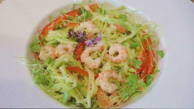 Спагетти из кабачка с креветками и болгарским перцем - легкий ужин смотреть онлайн