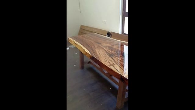 Стол из слэба суара на дубовом подстолье