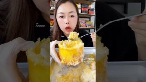 вкуснейшее поедание сладкого снега и льда из морозилки!