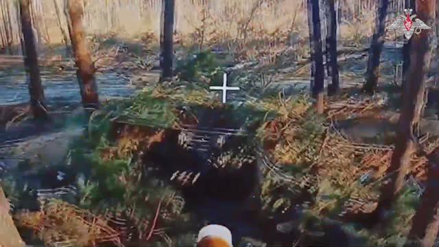 Уничтожение орудия полевой артиллерии ВСУ FPV-дроном на оптоволокне