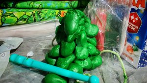 Слепили свечу своими руками с детьми к Новому году, свеча ручной работы елочка, детское творчество