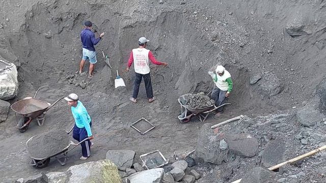 Строительство,шахтёры разбивают камни и просеивают песок